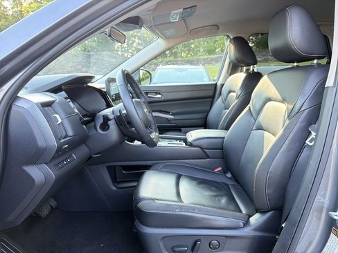 Used 2025 Nissan Pathfinder SL FWD image 11