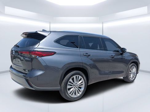 Used 2023 Toyota Highlander Platinum FWD image 3