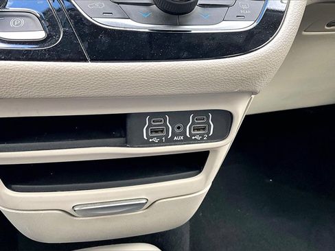 Used 2023 Chrysler Pacifica Touring-L image 31