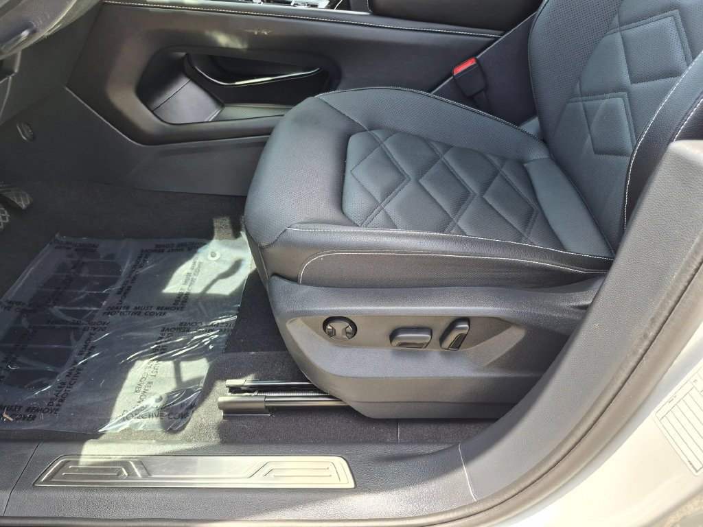 Used 2025 Volkswagen Atlas SE FWD image 18