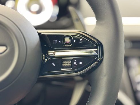 Used 2025 Aston Martin V8 Vantage Coupe image 32