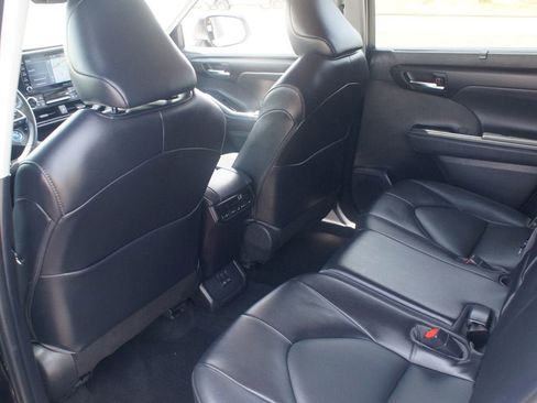 Used 2022 Toyota Highlander XLE image 12