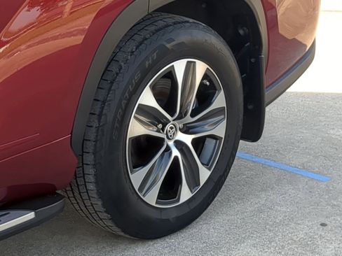 Used 2022 Toyota Highlander XLE image 11