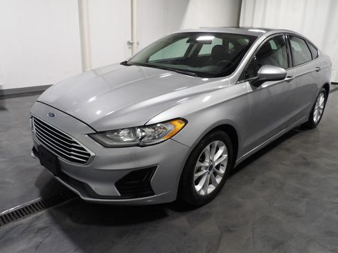 Used 2020 Ford Fusion SE image 3