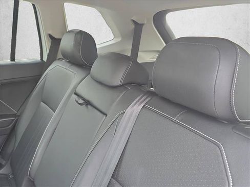 Used 2023 Volkswagen Tiguan SE w/ Panoramic Sunroof Package FWD image 23