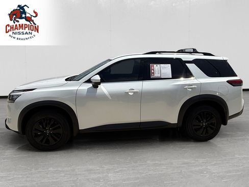 Used 2025 Nissan Pathfinder SV FWD image 2