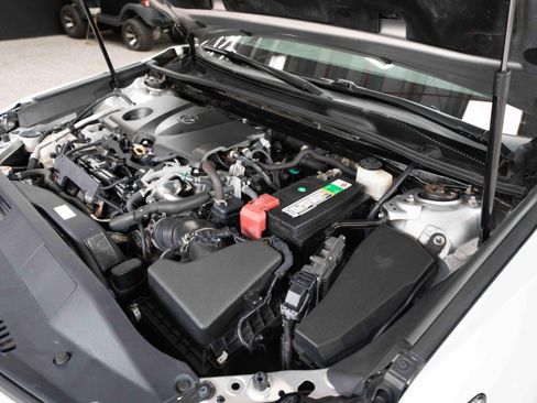 Used 2018 Toyota Camry XLE FWD image 32