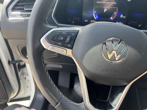 Used 2023 Volkswagen Tiguan SE w/ Panoramic Sunroof Package image 17