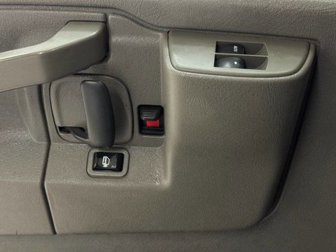 Used 2017 GMC Savana 2500 image 86