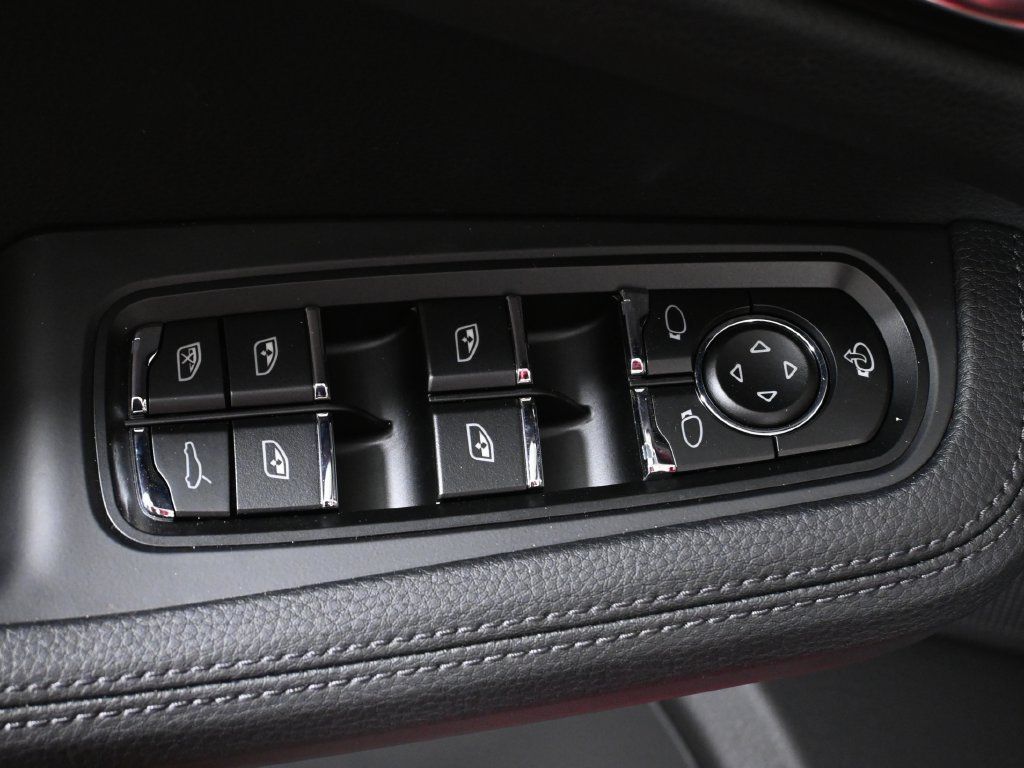 Used 2026 Porsche Macan AWD/4WD image 33