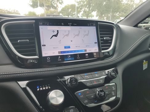 New 2026 Chrysler Pacifica Select image 20