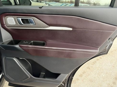 Used 2025 Ford Explorer Platinum image 38