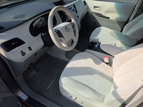 Used 2011 Toyota Sienna LE image 4