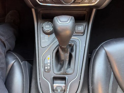 Used 2021 Jeep Cherokee Latitude Plus AWD/4WD image 21