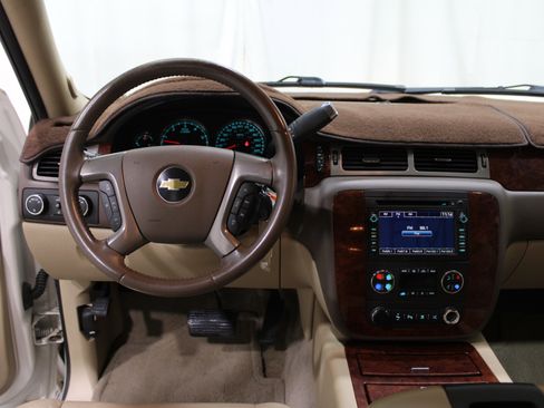 Used 2011 Chevrolet Suburban LTZ image 2