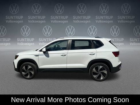 Used 2023 Volkswagen Taos SE w/ Panoramic Sunroof Package AWD/4WD image 3