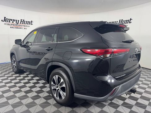 Used 2022 Toyota Highlander XLE FWD image 8