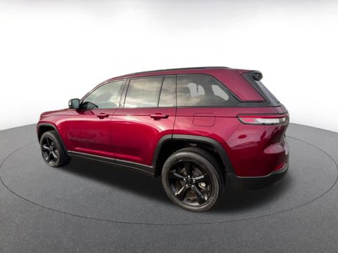 Used 2023 Jeep Grand Cherokee Altitude image 9