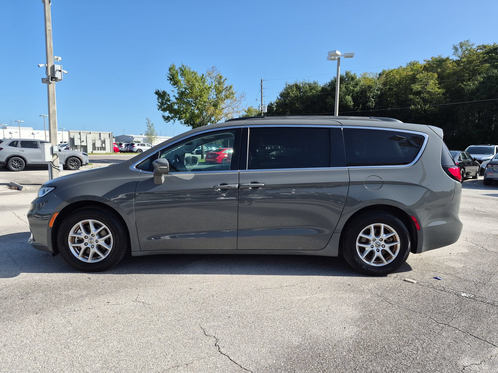 Used 2022 Chrysler Pacifica Touring-L FWD image 3