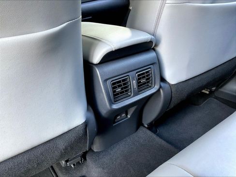 Used 2024 Toyota Venza XLE AWD/4WD image 10