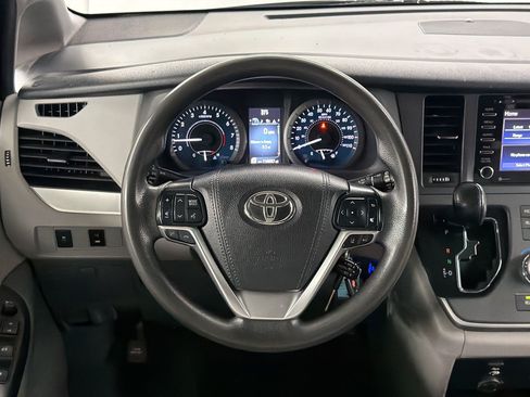 Used 2020 Toyota Sienna LE w/ Carpet Mat Package FWD image 22