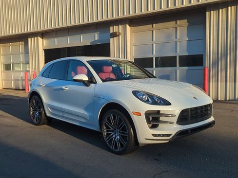 Used 2017 Porsche Macan Turbo image 3