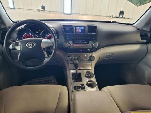 Used 2012 Toyota Highlander FWD w/ Tech Pkg image 10