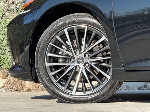 Certified 2022 Lexus ES 300h w/ Premium Package image 9