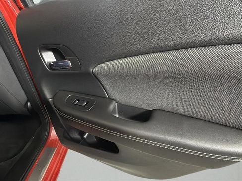 Used 2013 Dodge Avenger SE image 29