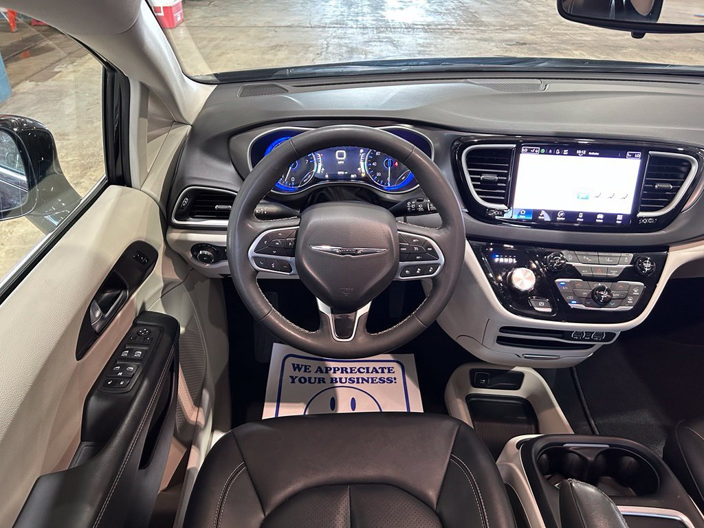 Used 2024 Chrysler Pacifica Touring-L FWD image 27