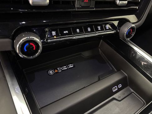 Used 2025 Chevrolet Suburban Z71 image 38