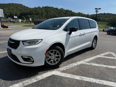 Used 2025 Chrysler Pacifica Select