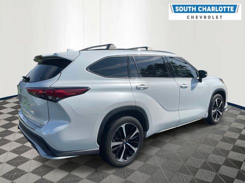 Used 2022 Toyota Highlander XSE FWD image 4