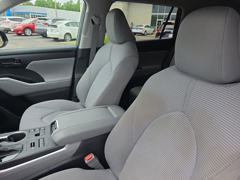 Used 2023 Toyota Highlander LE AWD/4WD image 10