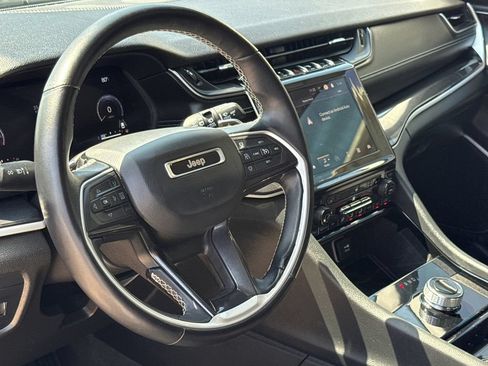 Used 2022 Jeep Grand Cherokee Laredo w/ Luxury Tech Group I RWD image 19