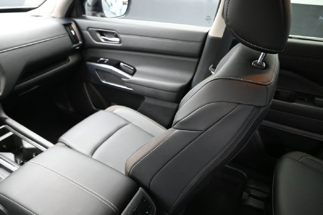 Used 2026 Nissan Pathfinder SL w/ SL Premium Package FWD image 11