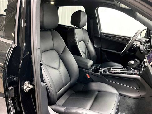 Used 2025 Porsche Macan w/ Premium Package Plus image 30