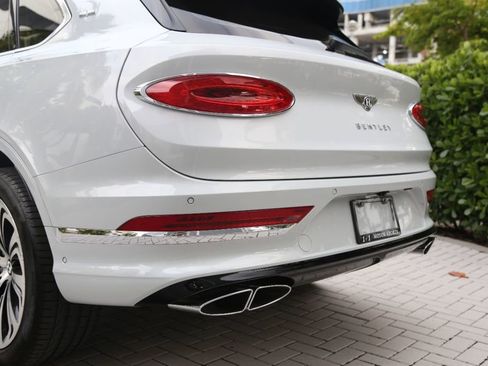 Used 2021 Bentley Bentayga image 19