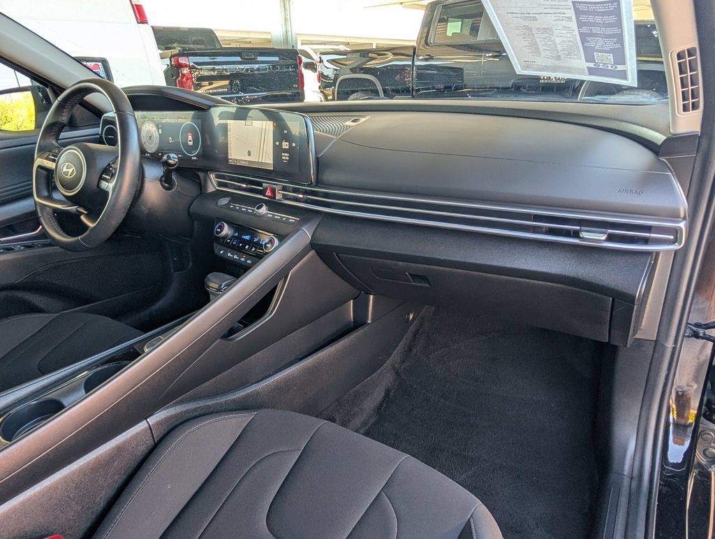 Used 2025 Hyundai Elantra SEL FWD image 24