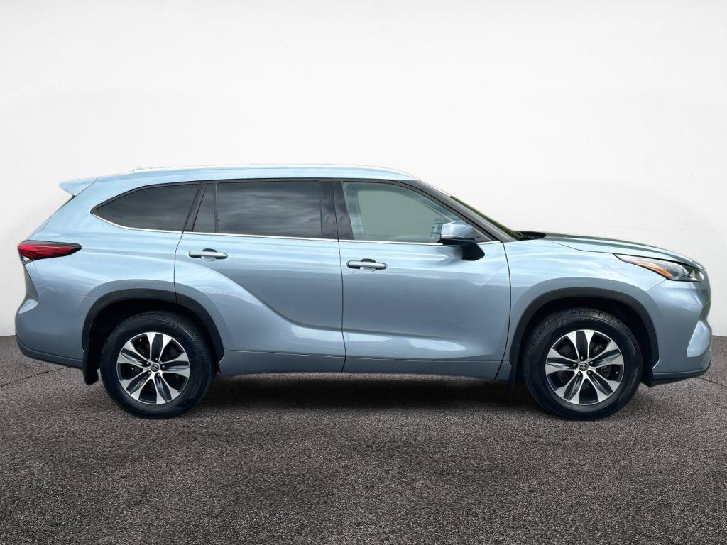 Used 2022 Toyota Highlander XLE AWD/4WD image 2