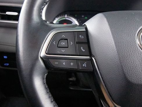 Used 2021 Toyota Highlander XLE AWD/4WD image 16