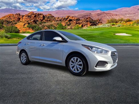 Used 2020 Hyundai Accent SE image 2