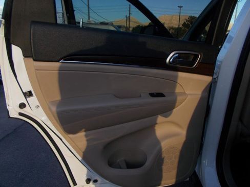 Used 2015 Jeep Grand Cherokee Limited w/ Trailer Tow Group IV image 36