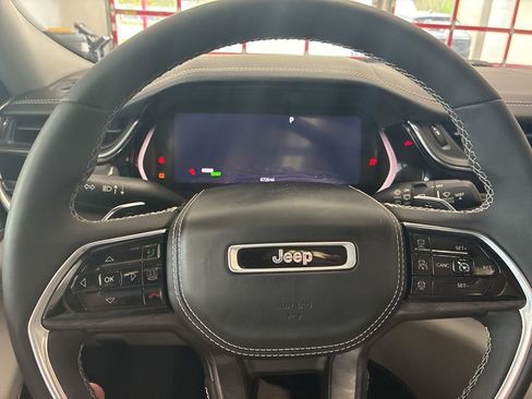 Certified 2022 Jeep Grand Cherokee Overland w/ Luxury Tech Group IV AWD/4WD image 36