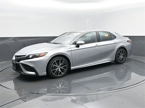 Used 2022 Toyota Camry SE image 1