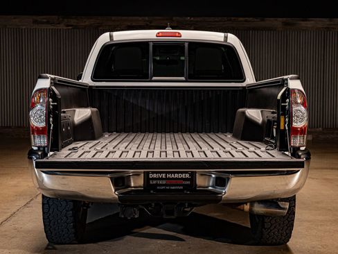 Used 2015 Toyota Tacoma 4x4 Access Cab V6 w/ TRD Off-Road Package image 8