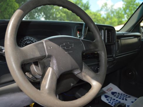Used 2004 Chevrolet Silverado 2500 W/T w/ Skid Plate Package AWD/4WD image 17