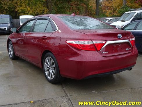 Used 2017 Toyota Camry XLE w/ Moonroof Package FWD image 9