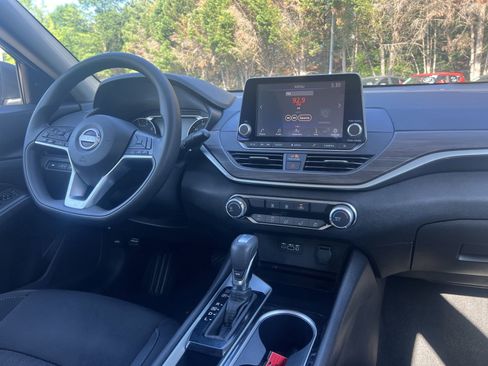 Used 2024 Nissan Altima 2.5 SV FWD image 3