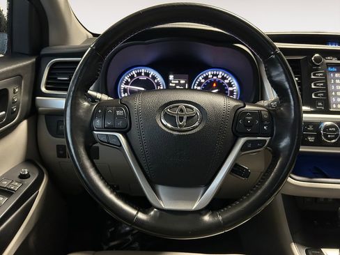 Used 2018 Toyota Highlander AWD V6 image 14